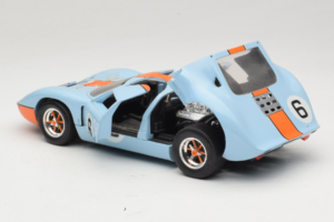 Ford GT40 Gulf #6 J. Ickx / J. Oliver 24 Hours of Le Mans 1969 Revell 1:18 48824 Kov – obrázok 5 z 8