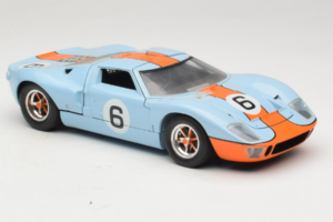 Ford GT40 Gulf #6 J. Ickx / J. Oliver 24 Hours of Le Mans 1969 Revell 1:18 48824 Kov – obrázok 6 z 8