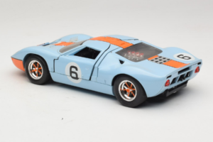 Ford GT40 Gulf #6 J. Ickx / J. Oliver 24 Hours of Le Mans 1969 Revell 1:18 48824 Kov – obrázok 7 z 8