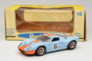 Ford GT40 Gulf #6 J. Ickx / J. Oliver 24 Hours of Le Mans 1969 Revell 1:18 48824 Kov – obrázok 8 z 8