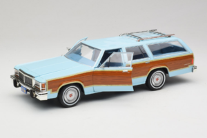 Ford LTD Country Squire Charlie's Angels Movie GreenLight 1:18 19066 Kov – obrázok 2 z 8