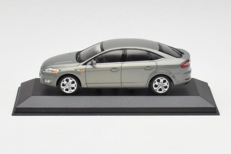 Ford Mondeo Mk3 Sedan Šedý Metallic Minichamps 1:43 IND403086003 Kov