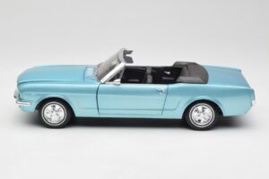 Ford Mustang Kabriolet Arcadian Blue Revell 1:18 8832-F1 Kov – obrázok 4 z 8