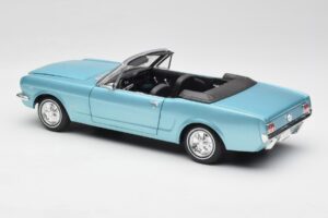 Ford Mustang Kabriolet Arcadian Blue Revell 1:18 8832-F1 Kov – obrázok 7 z 8