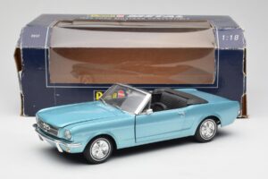 Ford Mustang Kabriolet Arcadian Blue Revell 1:18 8832-F1 Kov – obrázok 8 z 8