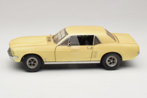 Ford Mustang Coupe Žltý The Walking Dead Greenlight 1:18 12958 Kov – obrázok 4 z 8