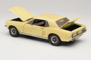 Ford Mustang Coupe Žltý The Walking Dead Greenlight 1:18 12958 Kov – obrázok 5 z 8