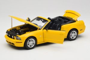 Ford Mustang GT S197 Kabriolet Screaming Yellow AUTOart 1:18 73062 Kov – obrázok 2 z 8