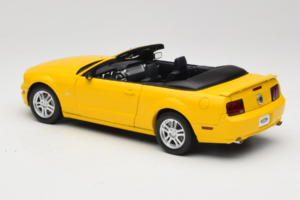 Ford Mustang GT S197 Kabriolet Screaming Yellow AUTOart 1:18 73062 Kov – obrázok 7 z 8