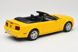 Ford Mustang GT S197 Kabriolet Screaming Yellow AUTOart 1:18 73062 Kov – obrázok 3 z 8