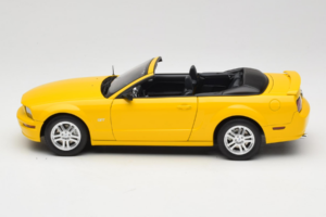Ford Mustang GT S197 Kabriolet Screaming Yellow AUTOart 1:18 73062 Kov – obrázok 4 z 8