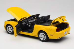 Ford Mustang GT S197 Kabriolet Screaming Yellow AUTOart 1:18 73062 Kov – obrázok 5 z 8
