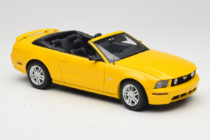 Ford Mustang GT S197 Kabriolet Screaming Yellow AUTOart 1:18 73062 Kov – obrázok 6 z 8