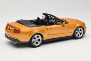 Ford Mustang GT S197 Kabriolet Zlatý Maisto 1:18 31158 Kov – obrázok 2 z 7