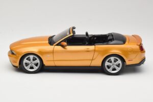 Ford Mustang GT S197 Kabriolet Zlatý Maisto 1:18 31158 Kov – obrázok 3 z 7