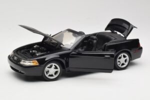 Ford Mustang GT SN95 Kabriolet Čierny Maisto 1:18 50328 Kov – obrázok 2 z 8