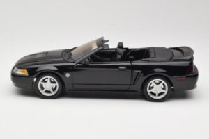 Ford Mustang GT SN95 Kabriolet Čierny Maisto 1:18 50328 Kov – obrázok 4 z 8