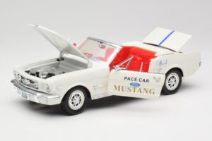 Ford Mustang Pace Car Wimbledon White Solido 1:18 81578 Kov – obrázok 2 z 8