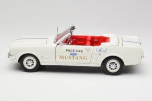 Ford Mustang Pace Car Wimbledon White Solido 1:18 81578 Kov – obrázok 4 z 8