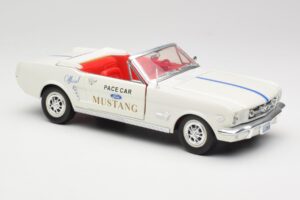Ford Mustang Pace Car Wimbledon White Solido 1:18 81578 Kov – obrázok 6 z 8
