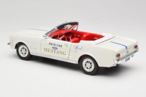 Ford Mustang Pace Car Wimbledon White Solido 1:18 81578 Kov – obrázok 7 z 8