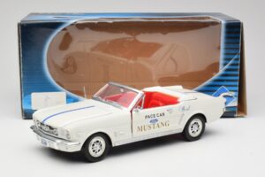 Ford Mustang Pace Car Wimbledon White Solido 1:18 81578 Kov – obrázok 8 z 8