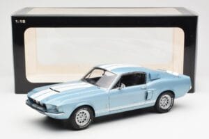 Ford Mustang Shelby GT500 Svetlomodrý Metalický S Bielymi Pruhmi AUTOart 1:18 72907 Kov – obrázok 8 z 8
