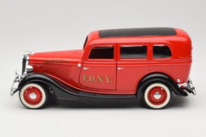 Ford Sedan Červený Solido 1:18 8066 Kov – obrázok 4 z 8