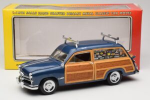 Ford Woody Station Wagon Bayview Blue Surf Shop Motor City 1:18 60002 Kov – obrázok 8 z 8