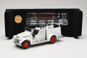 GMC Hasičské Auto Biely Road Signature 1:18 20068 Kov – obrázok 8 z 9