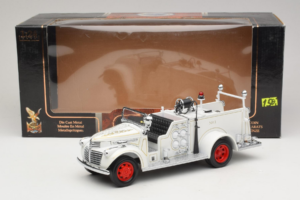 GMC Hasičské Auto Biely Road Signature 1:18 20068 Kov – obrázok 9 z 9