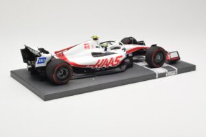 Haas VF-22 #47 M. Schumacher Bahrain GP 2022 Minichamps 1:18 117220147 Kov – obrázok 3 z 6