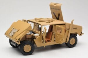 Hummer H1 AM General Military Police Exoto 1:18 01801 Kov – obrázok 2 z 8