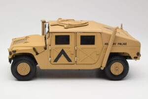Hummer H1 AM General Military Police Exoto 1:18 01801 Kov – obrázok 4 z 8