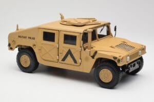 Hummer H1 AM General Military Police Exoto 1:18 01801 Kov – obrázok 6 z 8