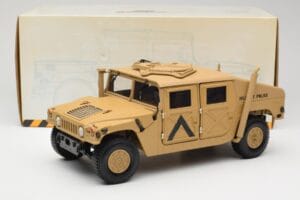 Hummer H1 AM General Military Police Exoto 1:18 01801 Kov – obrázok 8 z 8
