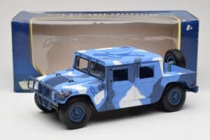 Hummer H1 Humvee Modrý & Biely Motormax 1:18 73157 Kov – obrázok 8 z 8
