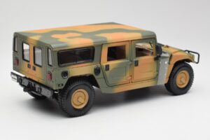 Hummer H1 Station Wagon Military Maisto 1:18 56049 Kov – obrázok 3 z 8