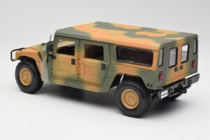 Hummer H1 Station Wagon Military Maisto 1:18 56049 Kov – obrázok 7 z 8