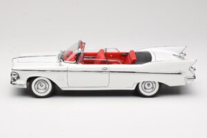 Imperial Crown Kabriolet Biely Road Signature 1:18 20138 Kov – obrázok 4 z 8
