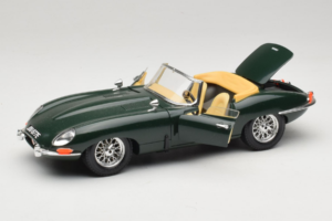 Jaguar E-Type Kabriolet Zelený Bburago 1:18 3026 Kov – obrázok 2 z 8