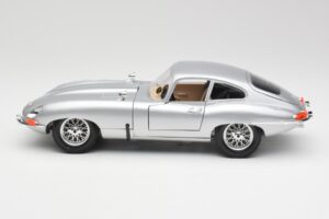 Jaguar E-Type Series 1 Strieborný Bburago 1:18 3018-M2 Kov – obrázok 4 z 8