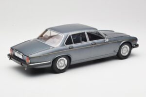 Jaguar XJ Series III Metallic Grey MCG 1:18 MCG18177 Kov – obrázok 2 z 6