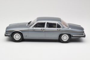 Jaguar XJ Series III Metallic Grey MCG 1:18 MCG18177 Kov – obrázok 3 z 6