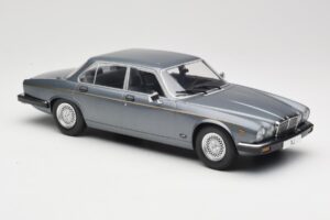 Jaguar XJ Series III Metallic Grey MCG 1:18 MCG18177 Kov – obrázok 4 z 6