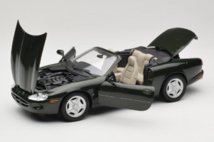 Jaguar XK8 Green Metallic Svetlo Šedý Interiér Maisto 1:18 31836 Kov – obrázok 2 z 8