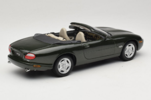 Jaguar XK8 Green Metallic Svetlo Šedý Interiér Maisto 1:18 31836 Kov – obrázok 3 z 8