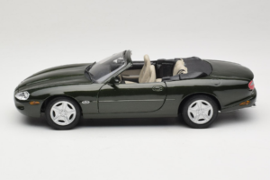Jaguar XK8 Green Metallic Svetlo Šedý Interiér Maisto 1:18 31836 Kov – obrázok 4 z 8