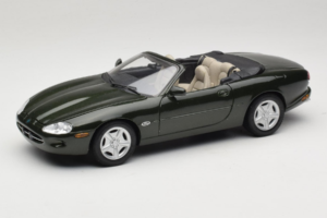 Jaguar XK8 Green Metallic Svetlo Šedý Interiér Maisto 1:18 31836 Kov