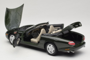 Jaguar XK8 Green Metallic Svetlo Šedý Interiér Maisto 1:18 31836 Kov – obrázok 5 z 8